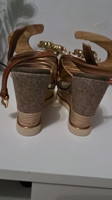 Sandały na koturnie, nowe Lunar