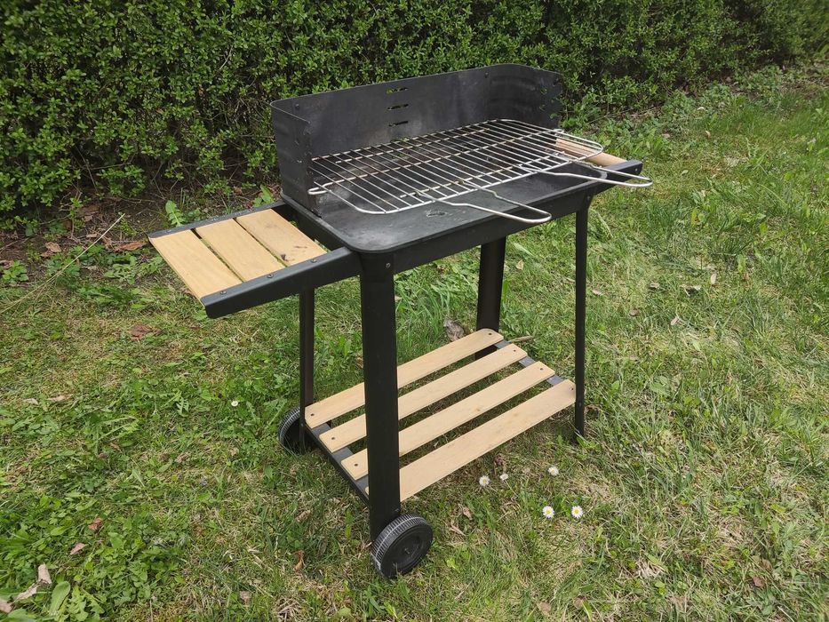 Grill węglowy na kółkach ze stolikiem