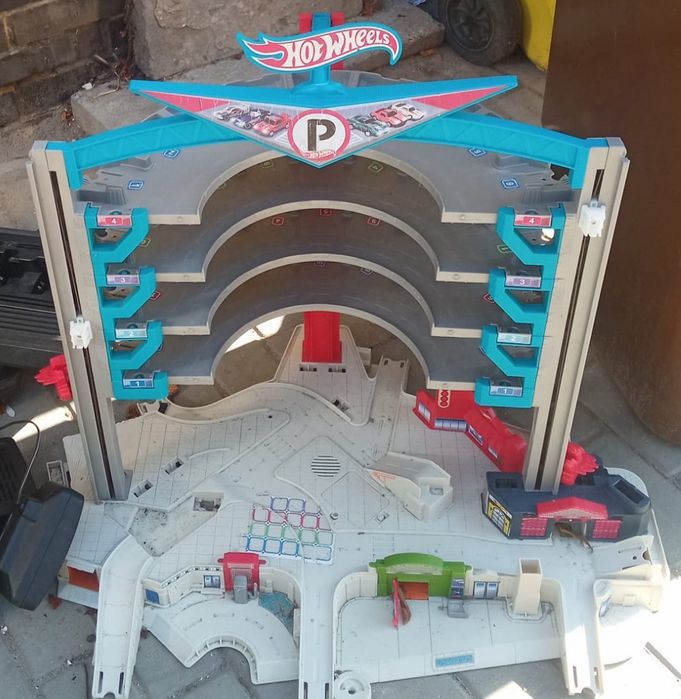 Hot Wheels Ultimate Garage (model CMP80).Zabawka posiada 4 poziomy parkingowe