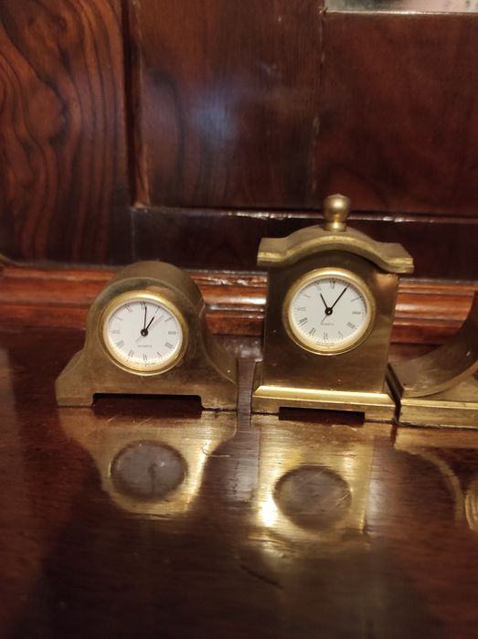 Coleção de relógios em metal pesados