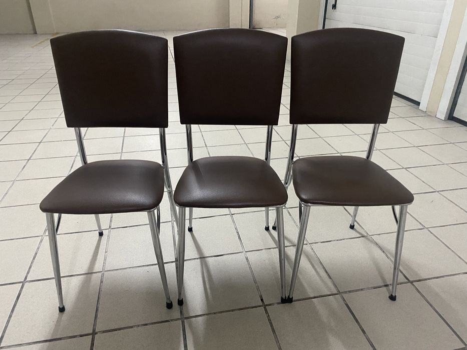 3 cadeiras em pele