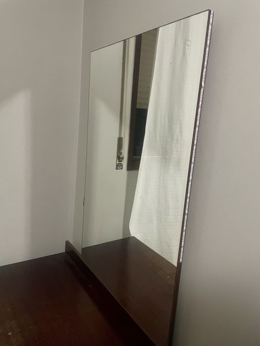 Cômoda com espelho – elegante e espaçosa