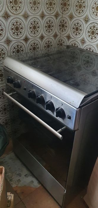 Fogão a gás com 4 bicos e forno .