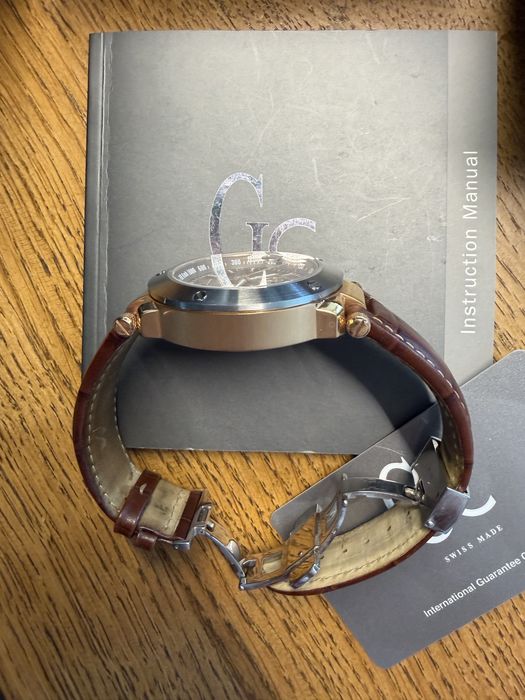 Швейцарський годинник бренду Guess