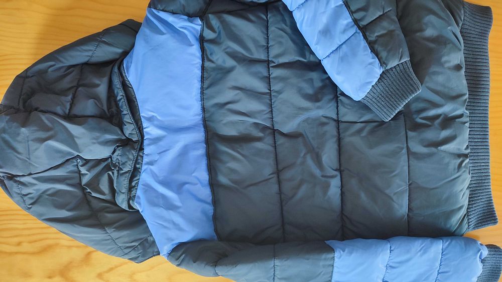 Casaco acolchoado de rapaz. Marca Benetton.