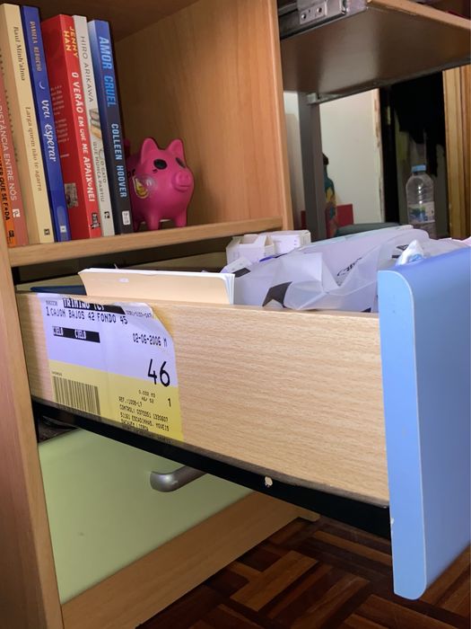 Secretária com duas gavetas e um “cubo” de arrumaçao