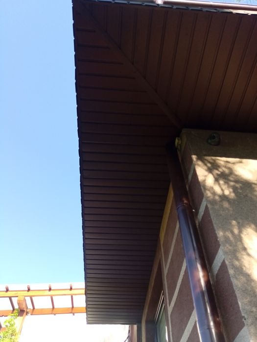 Montaż zadaszeń i obróbek blacharskich oraz podbitek z blachy