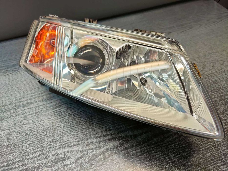 Reflektor prawy Saab 9-3