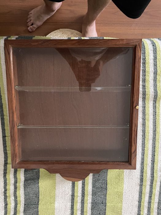 Vitrine em madeira maciça