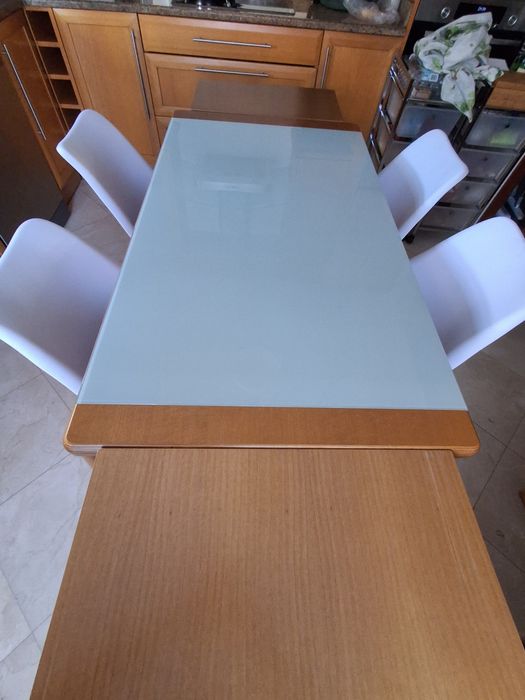Mesa e 4 cadeiras em excelente estado