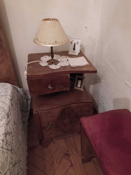 Cama e mesas de cabeceira