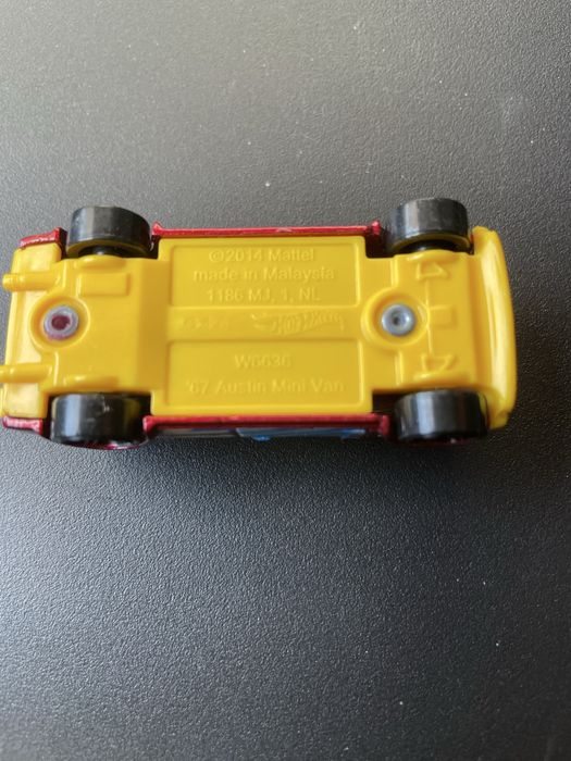 Miniatura Hotwheels Austin Mini de 2016
