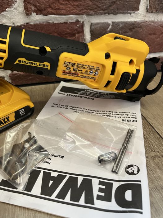 Фрезер аккумуляторный для вырезания гипсокартона DeWALT DCE555
