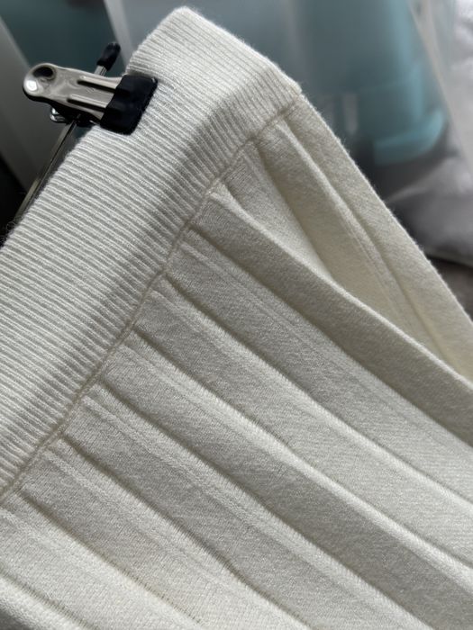 Вʼязана плісирована міді-спідниця молочного кольору