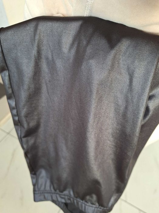 Połyskujące czarne legginsy L