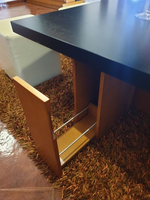 Moveis sala de estar com mesa para 4 pessoas com bar integrado.
