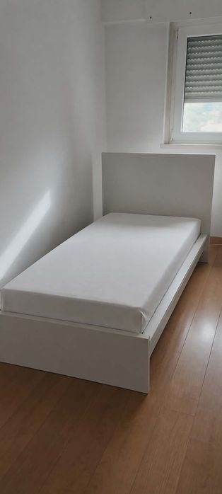 Cama individual Malm c/ estrado e colchão