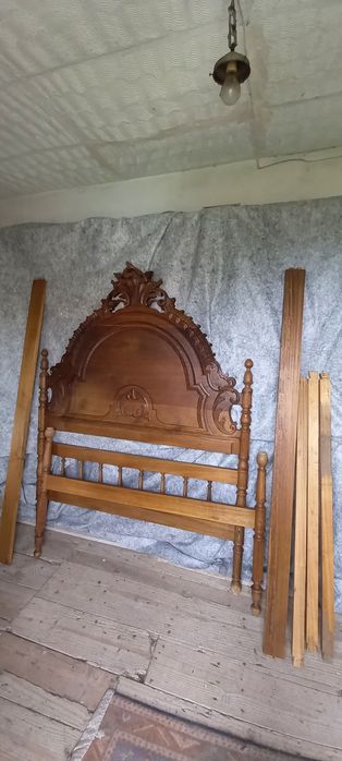 Cama casal em madeira maciça