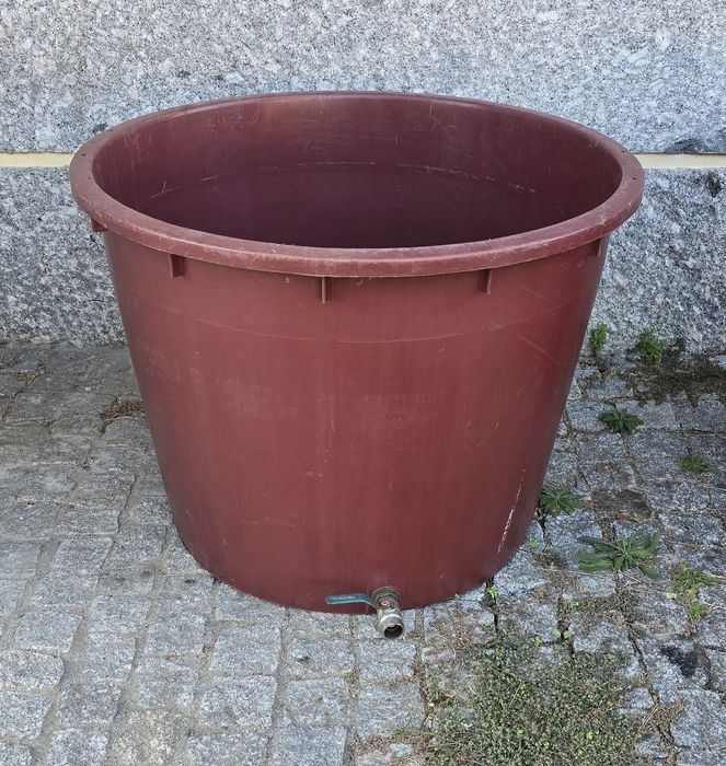 2 dornas de plástico de 300 e de 500 litros