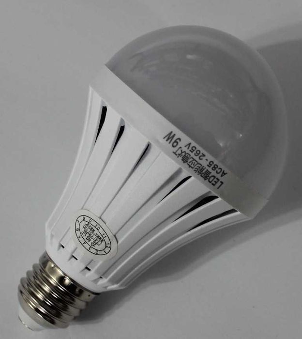 LED лампа с резервным питанием AC DC 9W с аккумулятором