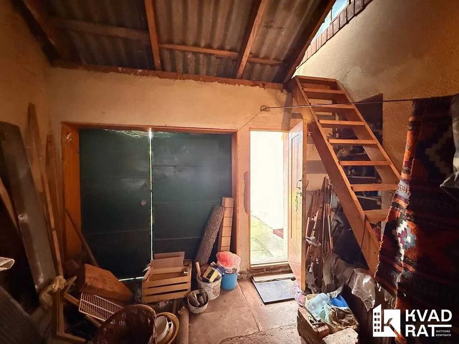 Особняк з гаражем біля ТЦ Арсен та Епіцентру