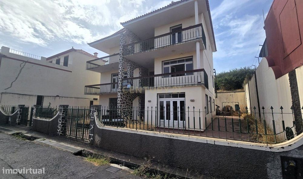 Moradia T4 com Terreno e Amplos Espaços - Santo António, Funchal