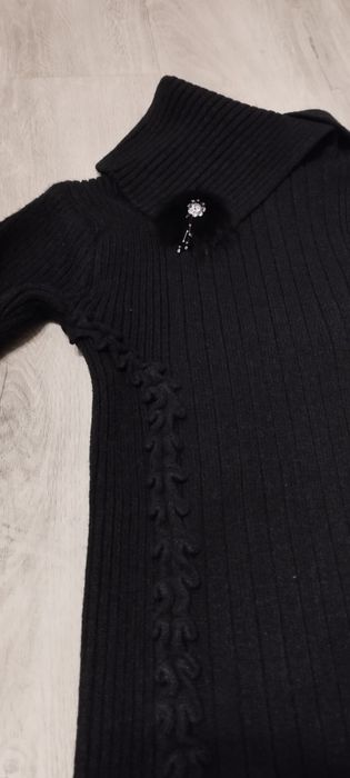Elegancki dopasowany sweter falbanki  golf kołnierz broszka prążki