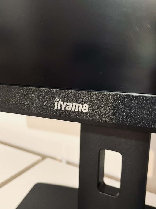 Monitor 27 cali w bardzo dobrym stanie .