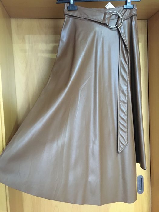 Saia midi castanha em polipele