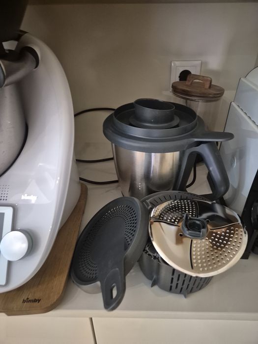 Bimby tm6 com.2 copos +protetor de lâmina e descascador em mt bom estado