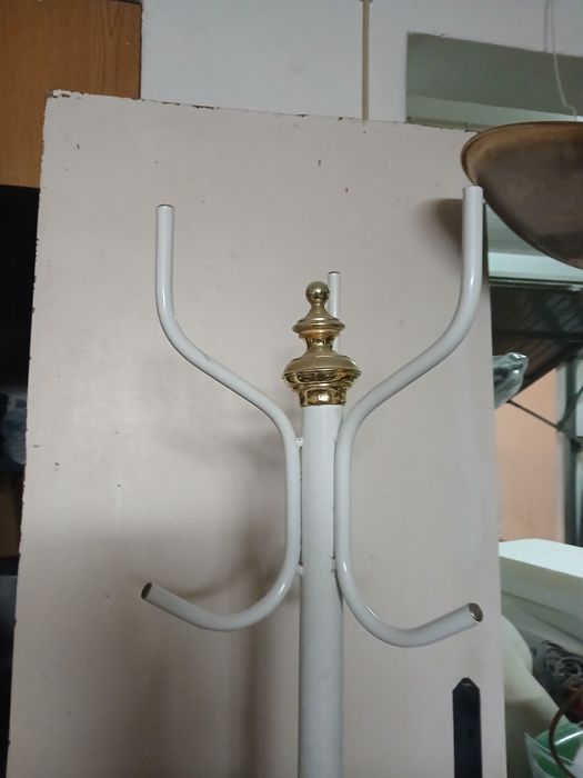Cabide branco e dourado