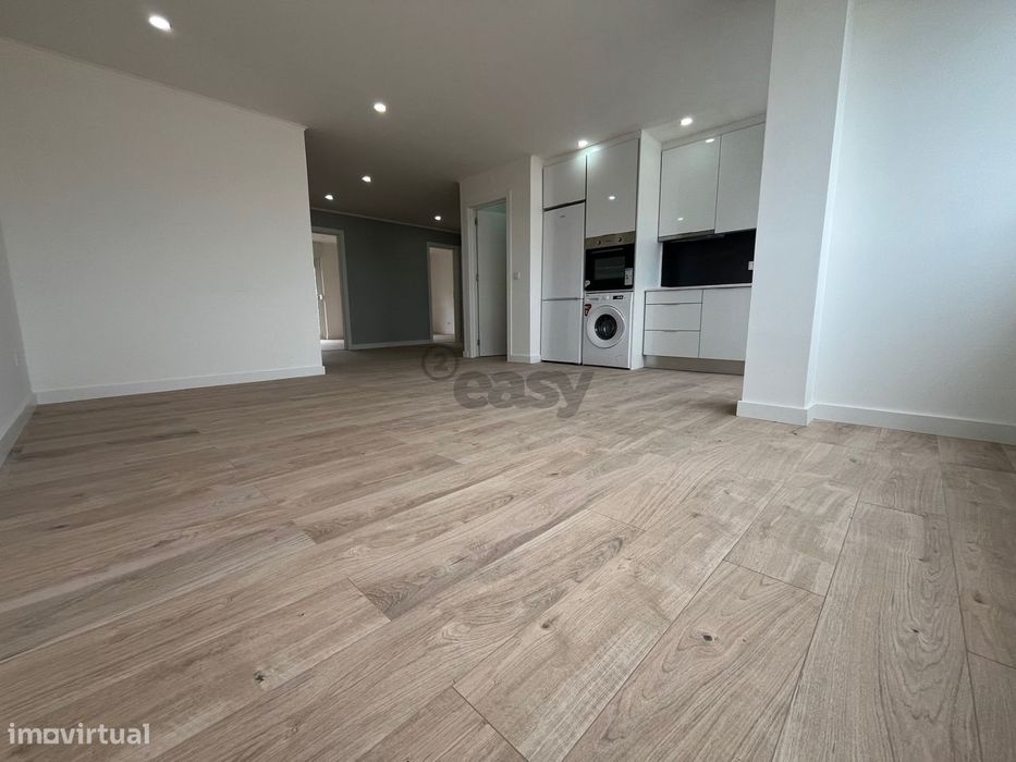 T4 Totalmente Remodelado na Zona Nobre da Damaia