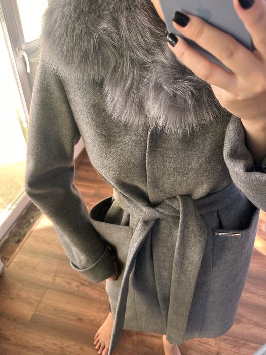 Пальто сірого кольору, з знімним хутром. На розмір М-Л.