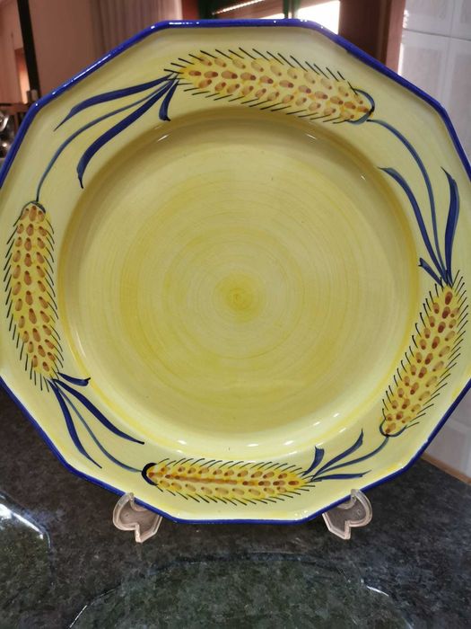 Conjunto pratos, açucareiro, bule, terrina, suporte pegas