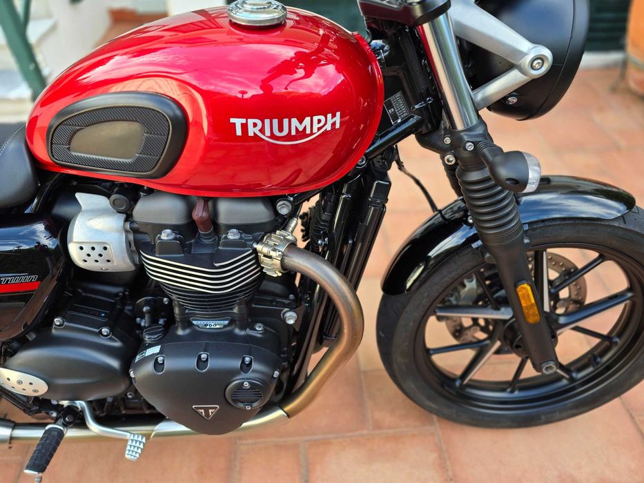 Triumph Bonneville Street Twin 900, em estado irrepreensível