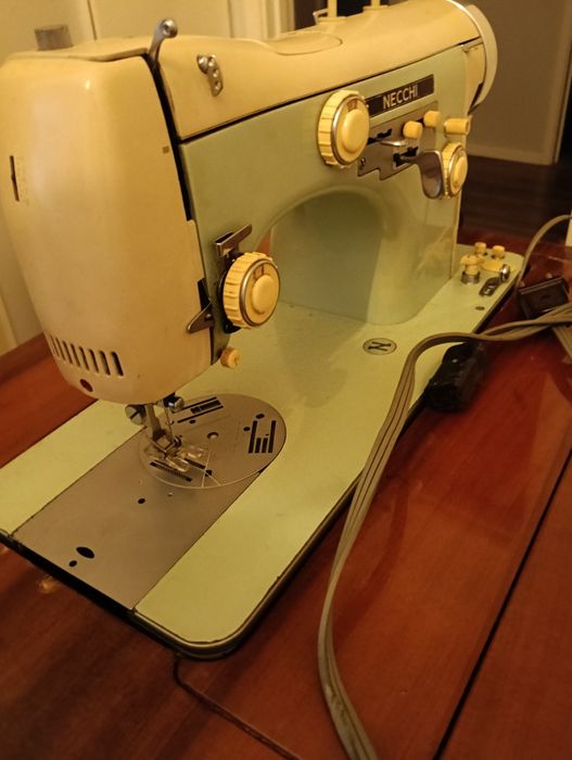 Máquina de costura e de bordar Necchi Supernova automática