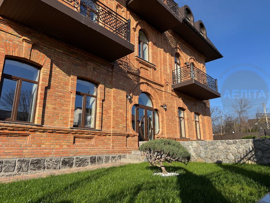 Комерційні приміщення. Центр міста. Залишились 390кв.м на 1та 2 поверхах
