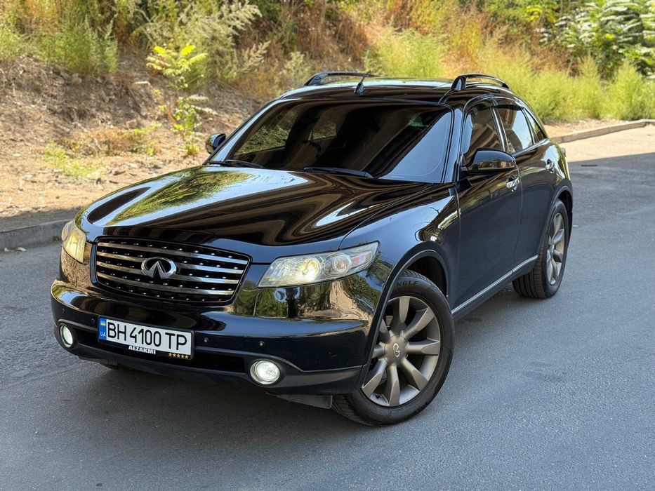 Продам своє улюблене авто. Ідеальний варіант, якщо ви шукаєте баланс між дерзкістю та надійністю. Володів 2 роки, обслуговував завжди вчасно, продаю з чистим сумлінням. У машині працює абсолютно все.

Ходова зроблена. Жодного стороннього звуку немає.
Буквально нещодавно (15 жовтня) обслуговувалася гальмівна система — на 400 доларів (встановлено Bosch).
Двигун було замінено ще до мене. Орієнтовний пробіг — 100 тис. км.
Коробка працює ідеально: де потрібно — плавно, де потрібно — різко.

Для тих, хто знає, що у ВСІХ FX35 здувається торпеда на сонці — тут вона вже перешита шкірою. Виглядає акуратно, навіть краще, ніж із заводу.

Рудий салон у дуже хорошому стані. Є 2 комплекти килимків.

Повністю локалізована під Європу: бортовий комп’ютер і панель приладів у кілометрах, поворотники — жовті.

Комплектація дуже багата:

безключовий доступ

люк (звісно, працює й не тече)

музика BOSE із сабвуфером (доустановлений дорогий Bluetooth)

доводчик багажника

адаптивний круїз-контроль із радаром

дзеркало з автозатемненням і пам’яттю шлагбаумів

максимальні сидіння з пам’яттю

автосвітло та регулювання фар

двозонний клімат (заправлений і працює)

чорна стеля

підігрів передніх сидінь

камера заднього виду

Авто вже на зимовій гумі на r18