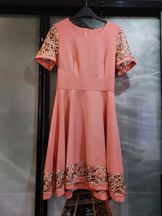 Плаття з атласним пояском