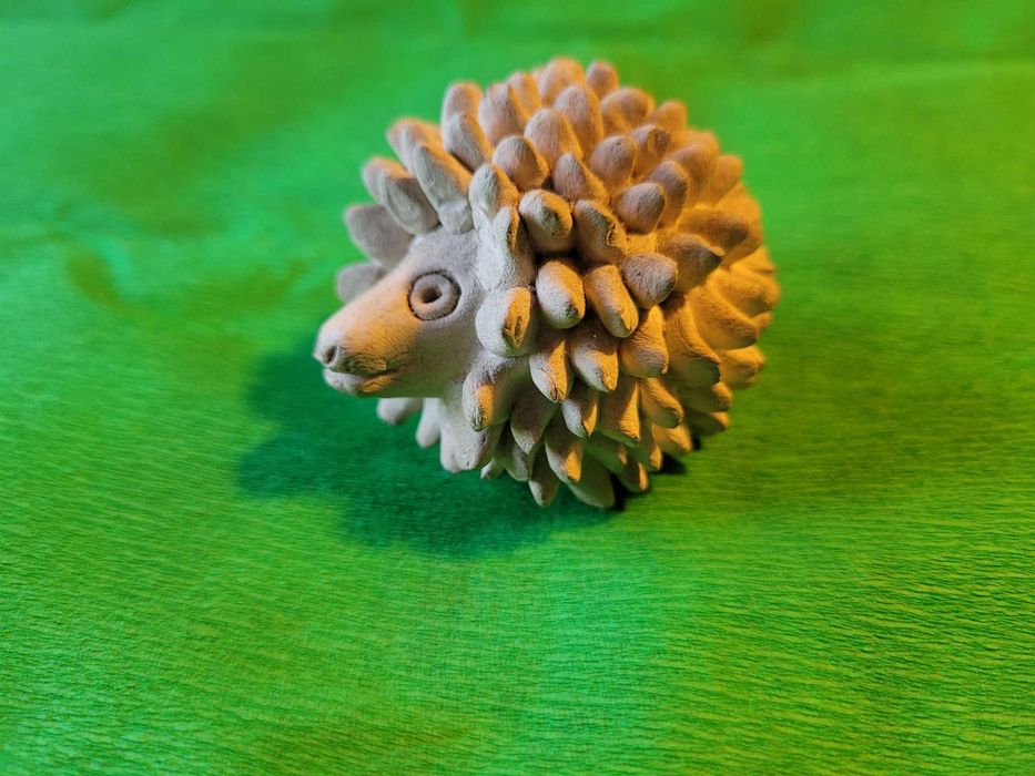 Ouriço Caixeiro em barro branco , Mistério