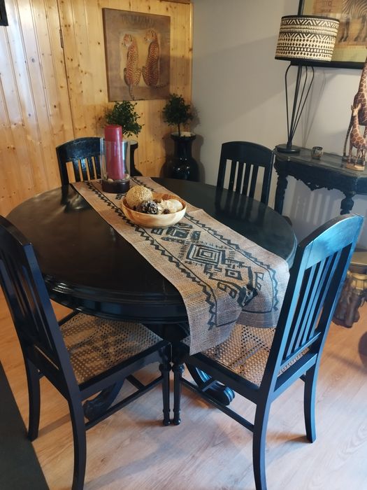 Mesa redonda de 100cm com 4 cadeiras  em palhinha em perfeito estado.