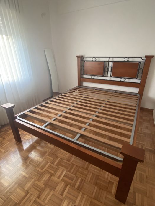 Quarto com mesas de cabeceira, em madeira, em bom estado