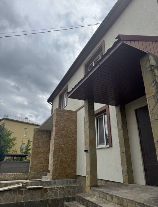 Великий будинок біля Велесу Метро