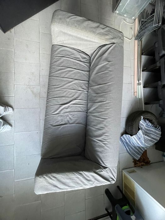 Sofá cinzento usado