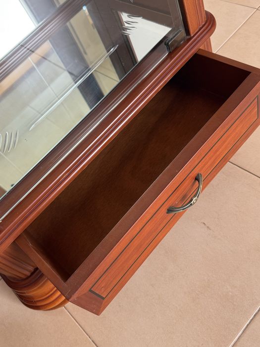 Armário de madeira para sala