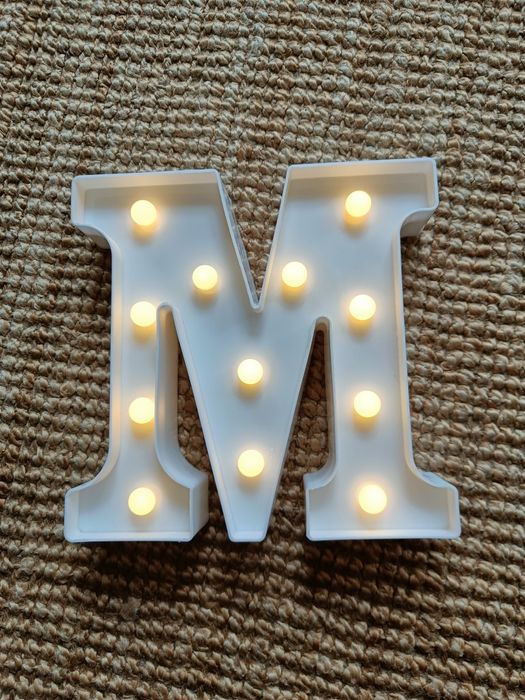 Letra "M" Luminosa Decorativa (Estilo Marquee) – Branco – 22,5cm
