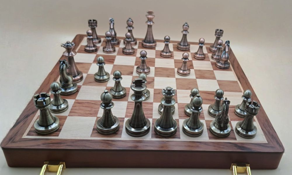 Елітні шахи 30х30 см | Металеві фігури + дерев’яна дошка