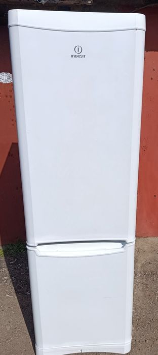 Продам холодильник  Indesit