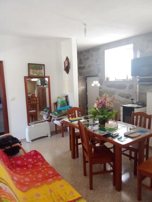 Moradia T2 restaurada em ambiente rural