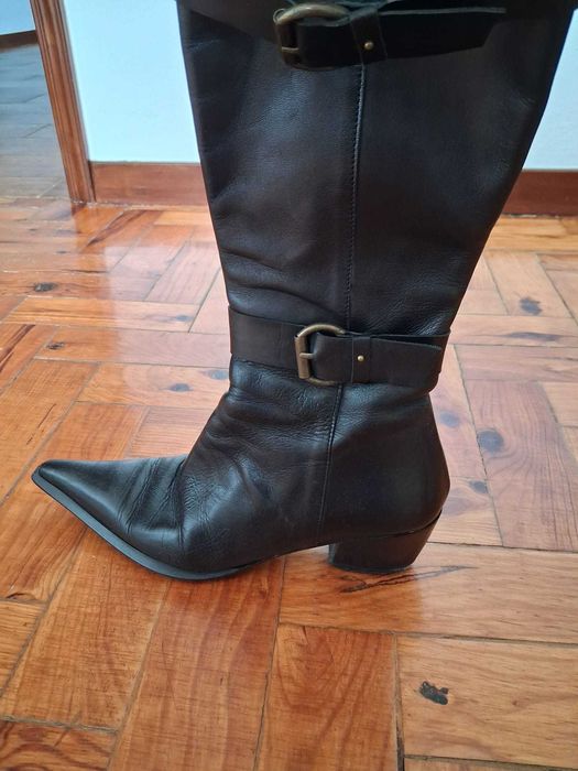 Botas em pele pretas